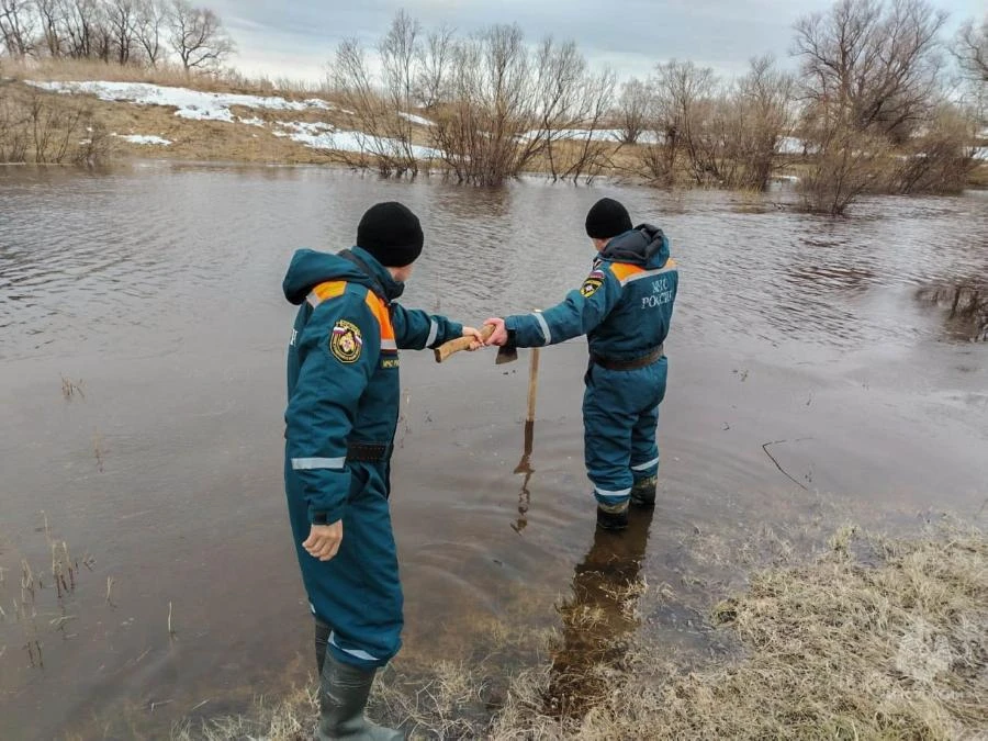В Омской области специалисты МЧС контролируют прохождение паводка на реке Иртыш