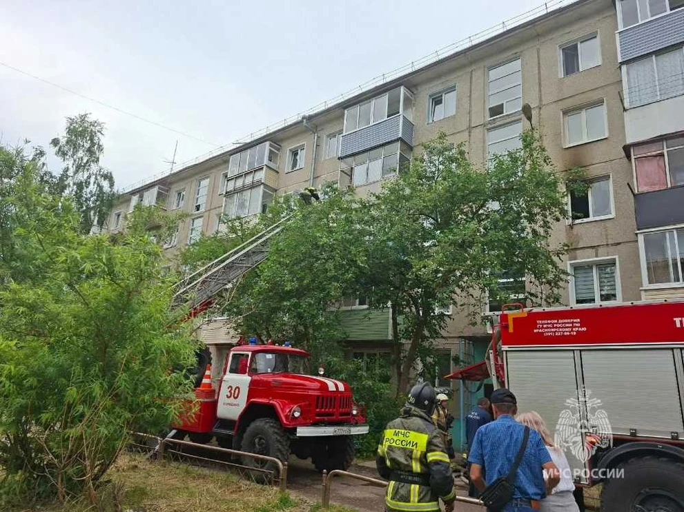 В Красноярском крае из пожара в многоквартирном доме спасены 2 человека
