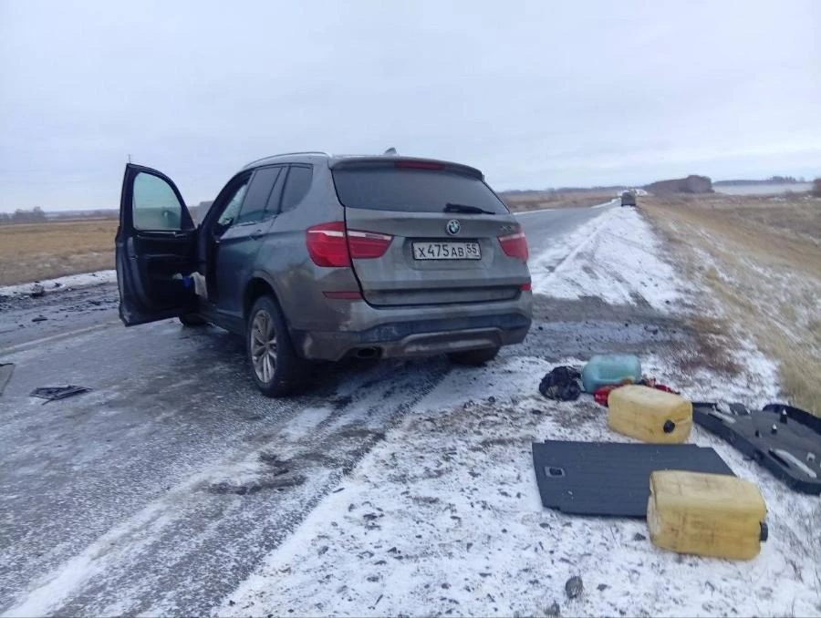 В Омской области в лобовом столкновении двух внедорожников погиб пассажир одного из них