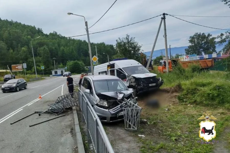 В Иркутской области автомобиль скорой помощи сбил насмерть мужчину