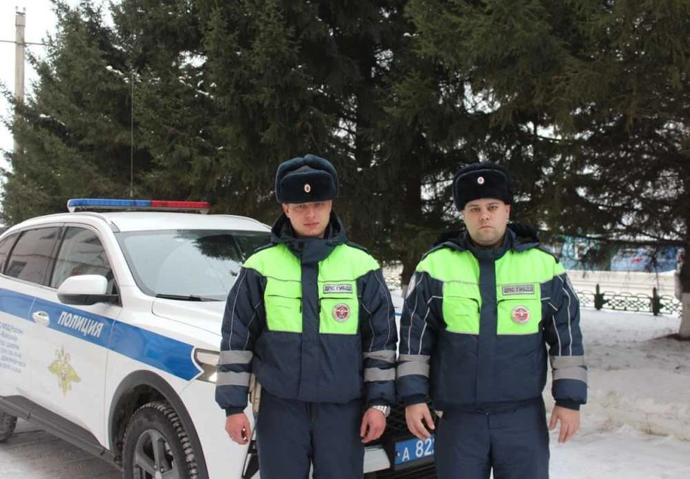 В Красноярском крае экипаж ДПС помог пожилому мужчине спастись во время пожара 