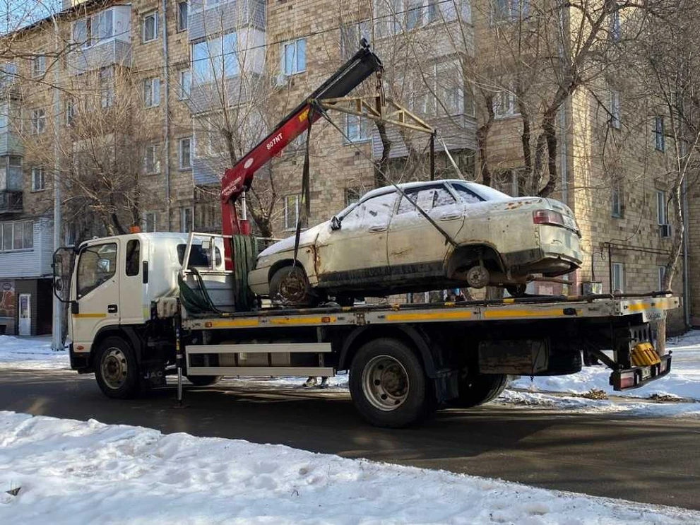 Из Октябрьского района Красноярска попросили убрать 21 брошенный автомобиль 
