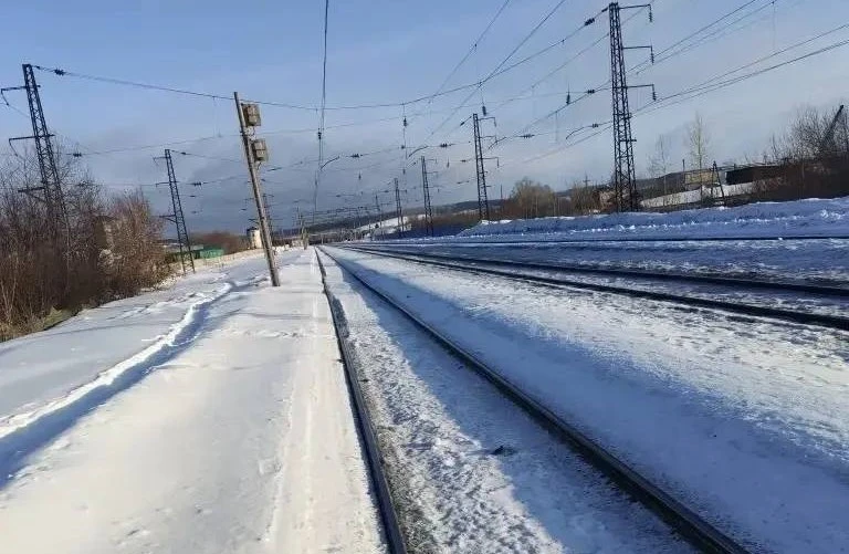 В Алтайском крае поезд наехал на лежащего на путях мужчину 