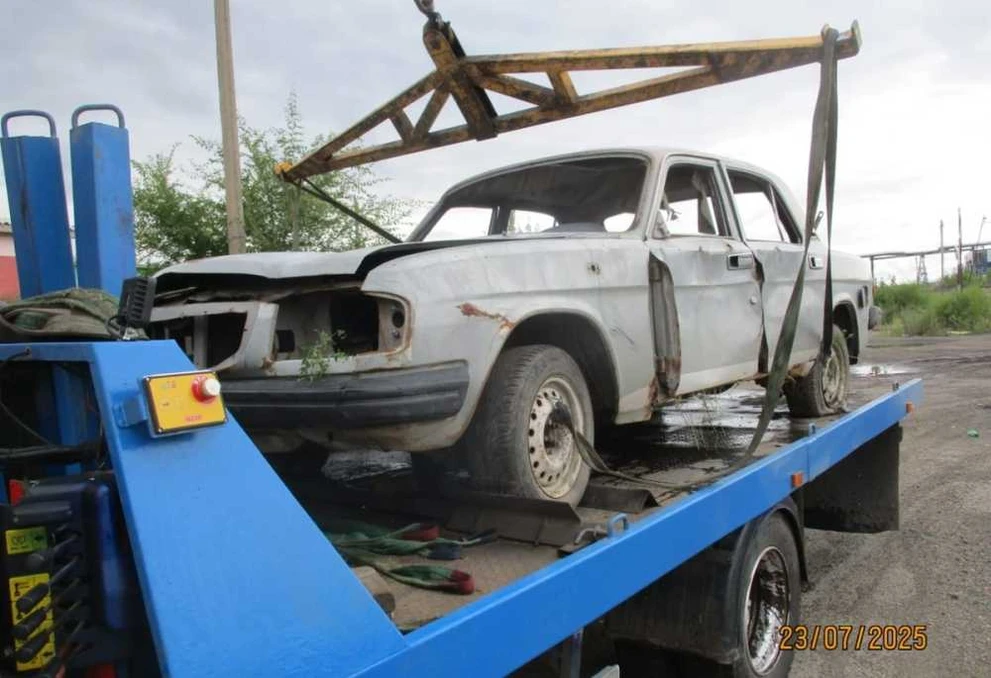 В Красноярске 53 брошенных авто вывезли с улиц Ленинского района в 2025 году