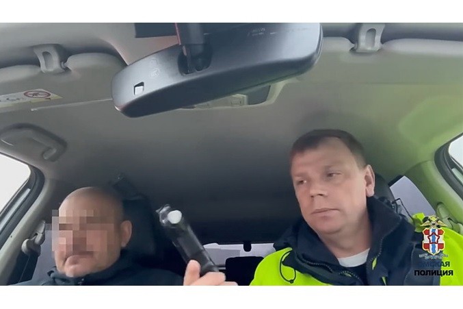 В Омске полицейские отстранили от управления автобусом нетрезвого водителя
