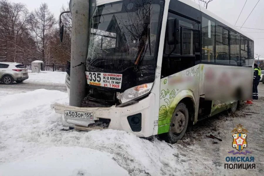 В Омске из-за женщины-водителя автобус влетел в столб