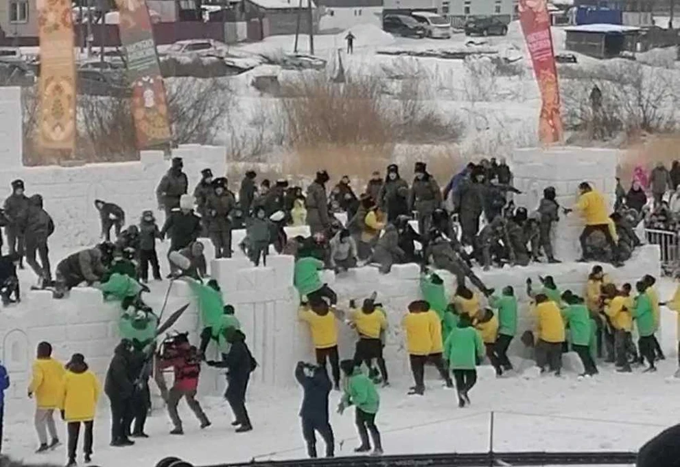 В Красноярском крае на Масленицу прошло традиционное взятие снежного городка