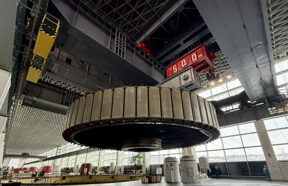 На Красноярской ГЭС смонтировали 900-тонный ротор гидроагрегата № 3