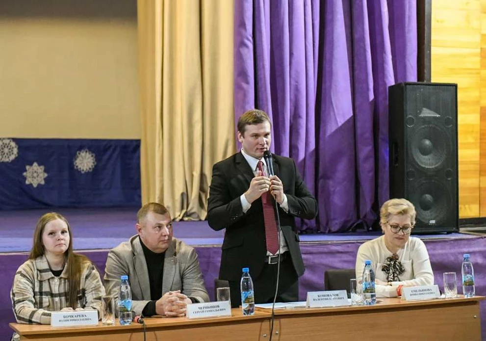 Глава Хакасии Валентин Коновалов встретился с жителями села Бородино