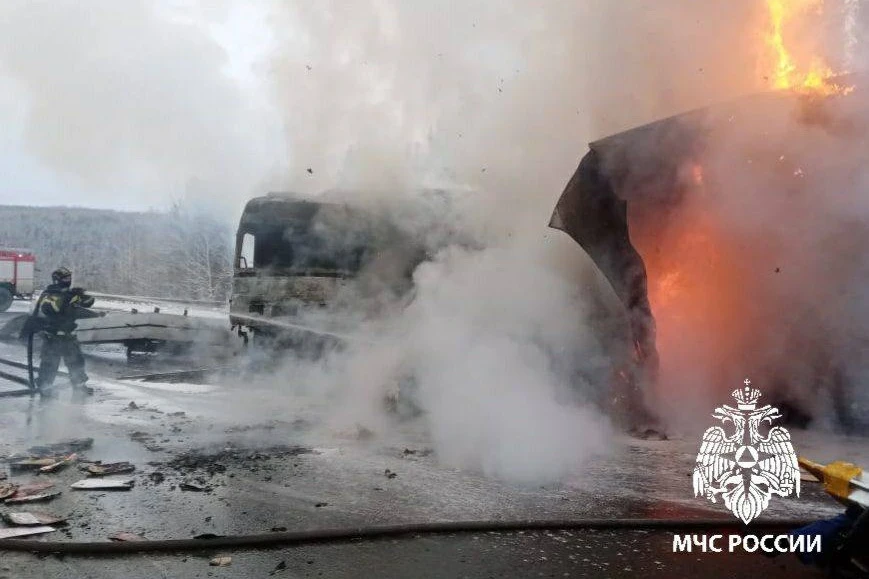 В тяжёлой аварии в Иркутской области погибли два водителя грузовиков