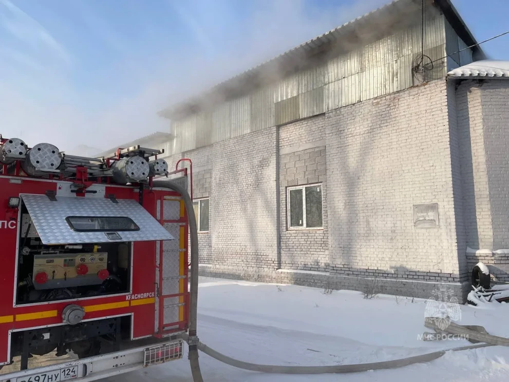 В Ленинском районе Красноярска сгорела кровля ангара