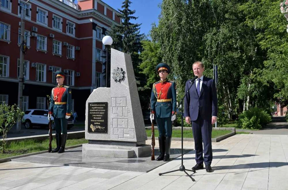 В Барнауле открыли памятный знак юристам-фронтовикам