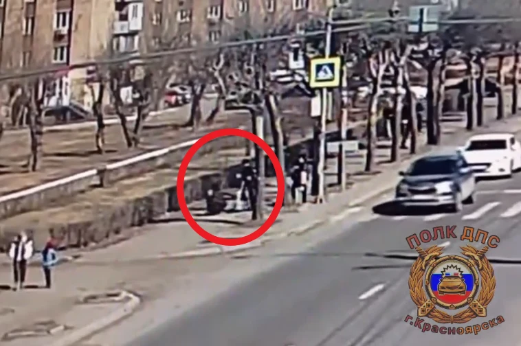 В Красноярске установили водителя электросамоката, сбившего девушку 
