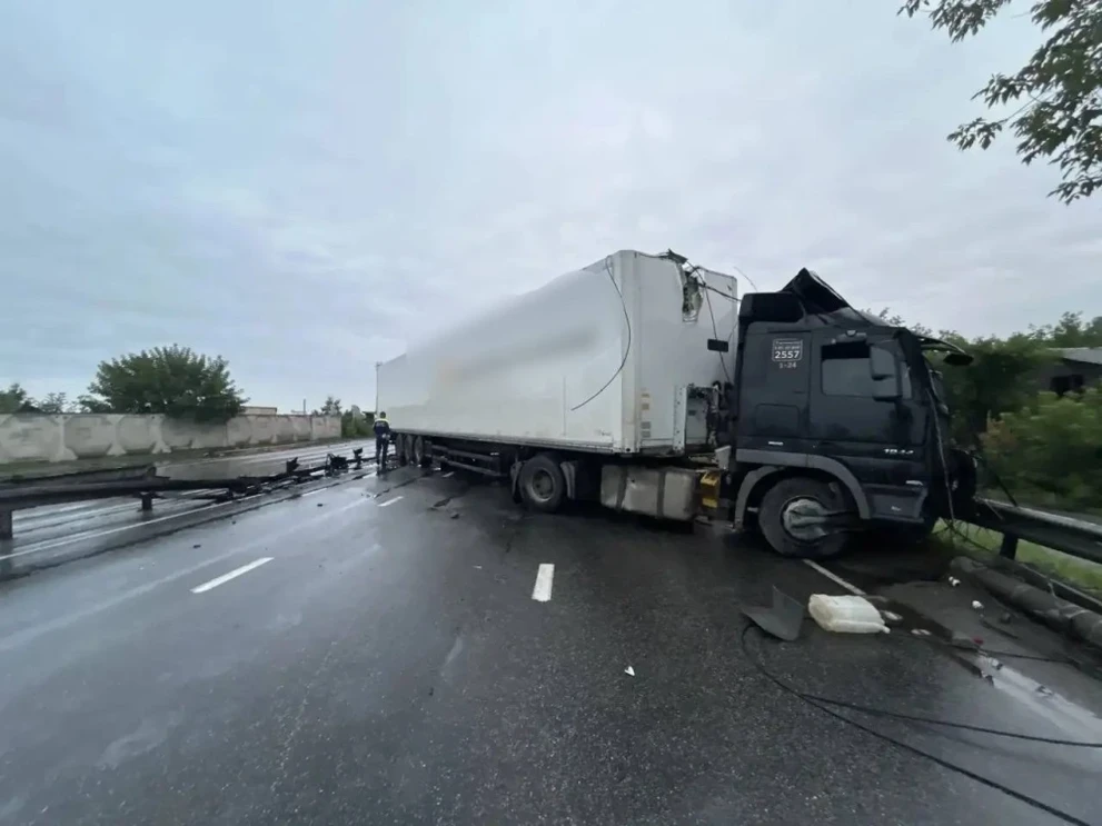 В Иркутске водитель большегруза врезался в ограждение