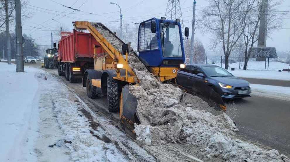 В Иркутске активно ведутся работы по уборке снега на дорогах и пешеходных зонах