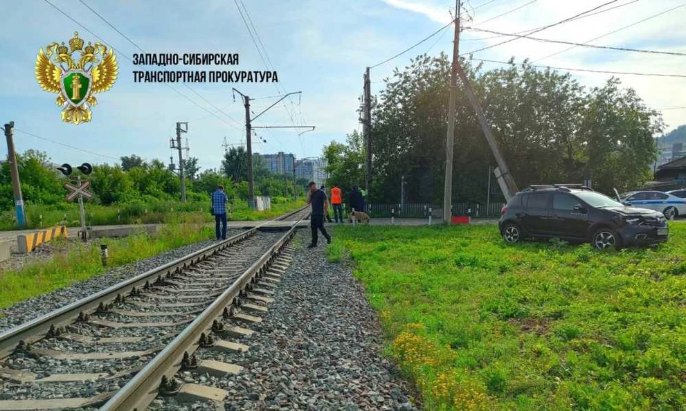 В Красноярске в Свердловском районе электропоезд столкнулся с авто