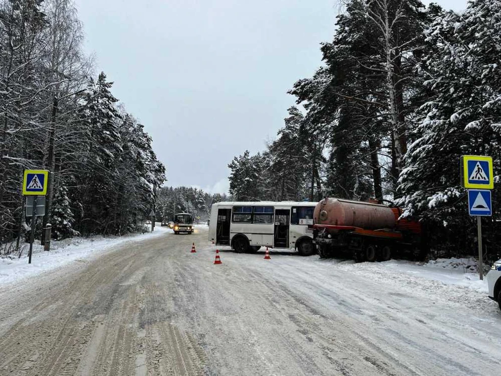 В Красноярском крае в ДТП попал автобус, перевозивший 35 пассажиров
