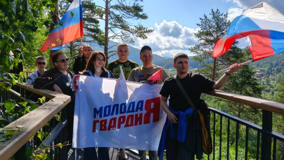Сторонники и молодогвардейцы провели патриотическую акцию ко Дню флага России