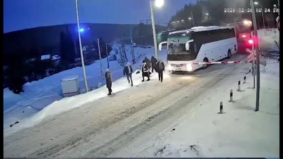 В Иркутской области автобус с пассажирами едва не попал под поезд