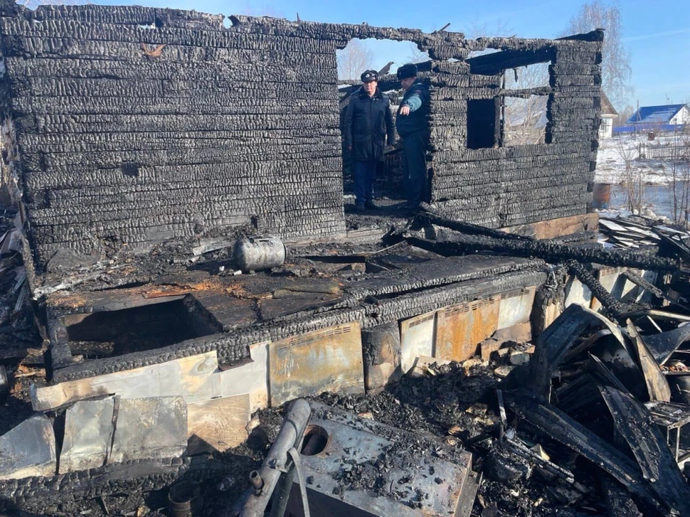 В Новосибирской области при пожаре погибли женщина и ребенок