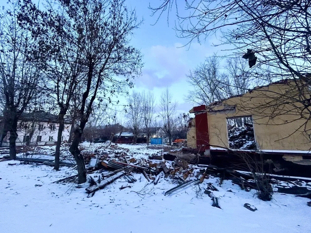 В Красноярске на Калинина сносят аварийный дом