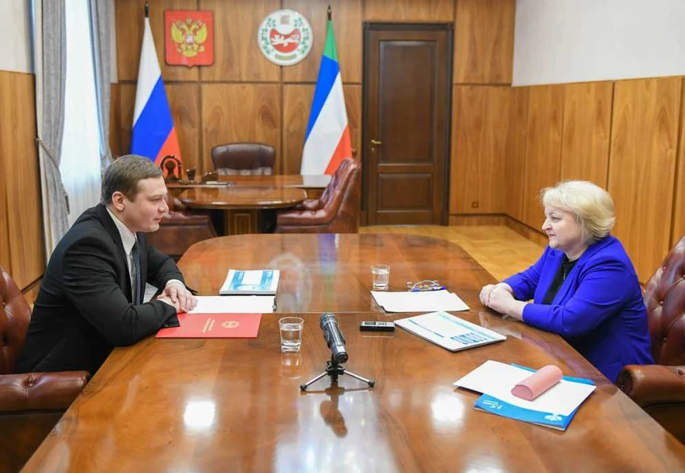 Глава Хакасии провёл встречу с руководителем Управления Росреестра