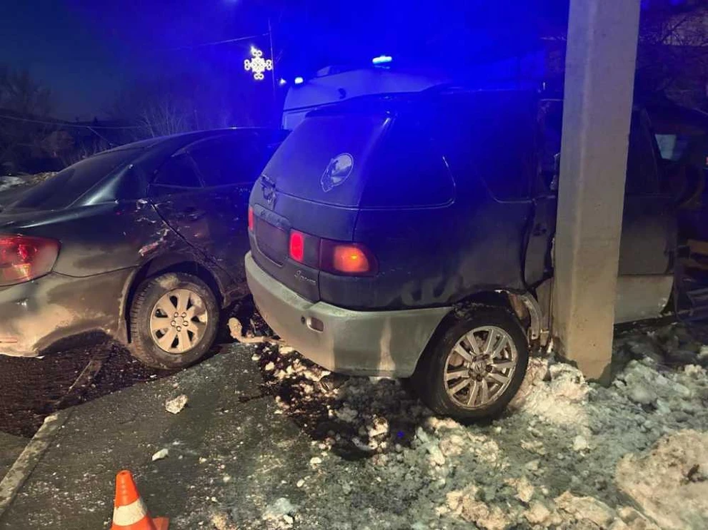 В Горно-Алтайске столкнулись два автомобиля: пострадали три человека 