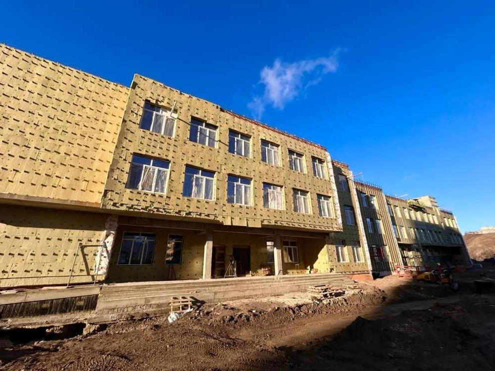 В Красноярске в Тихих Зорях началось утепление фасадов школы  