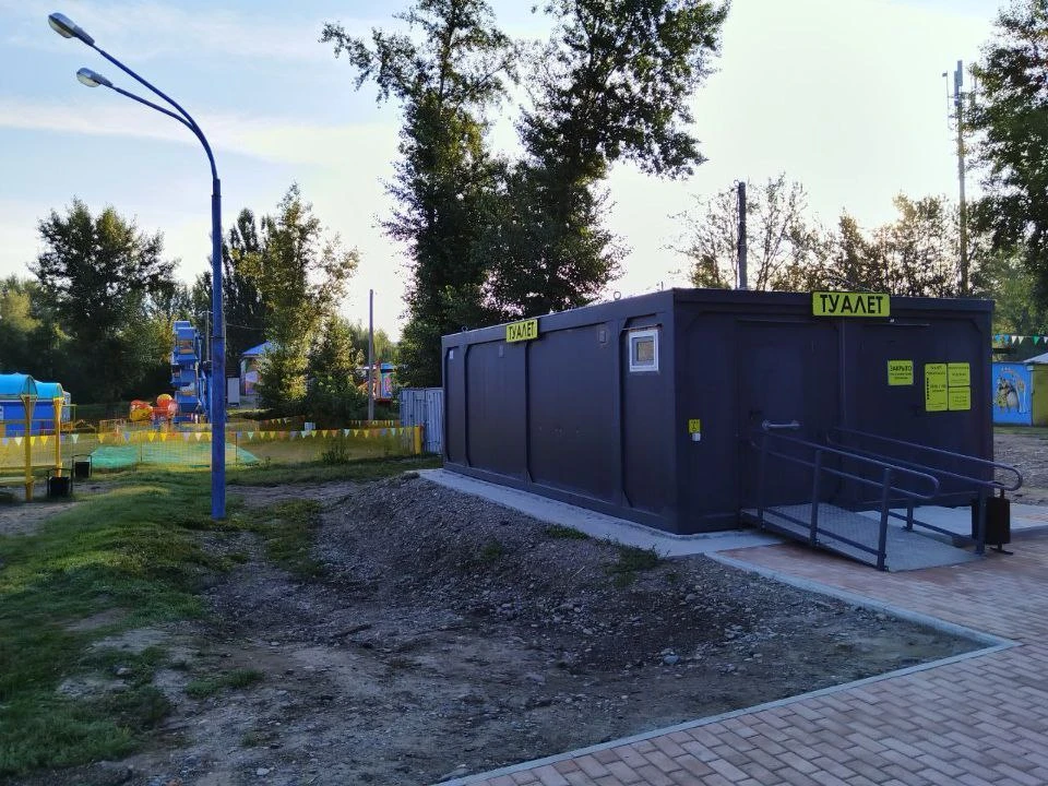 В Хакасии наказали подрядчика за срыв строительства туалета в парке