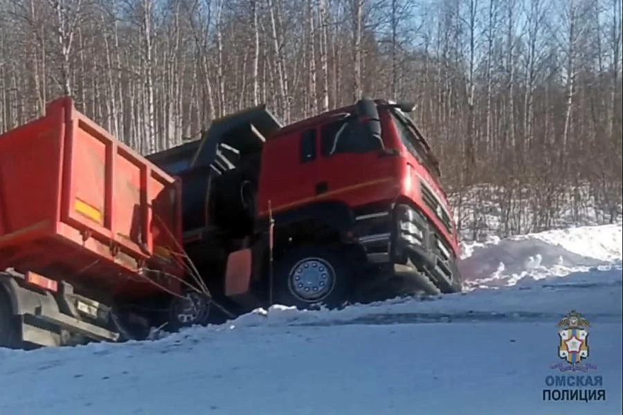 В Омской области большегрузный автомобиль столкнулся с рейсовым автобусом