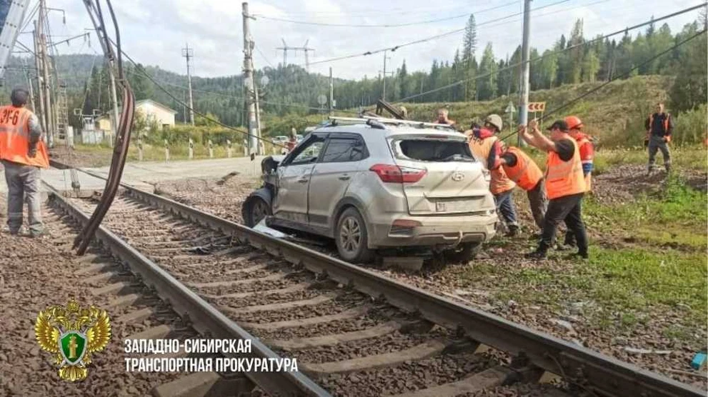 На Красноярской железной дороге произошло ДТП с участием легкового автомобиля