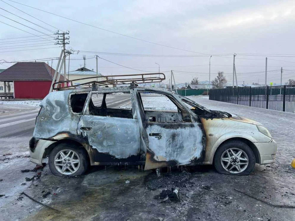 В Туве молодые люди сожгли машину соседки