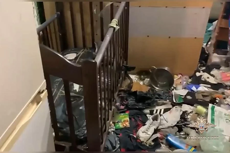 В Красноярске полицейские спасли оставленного без присмотра маленького мальчика 