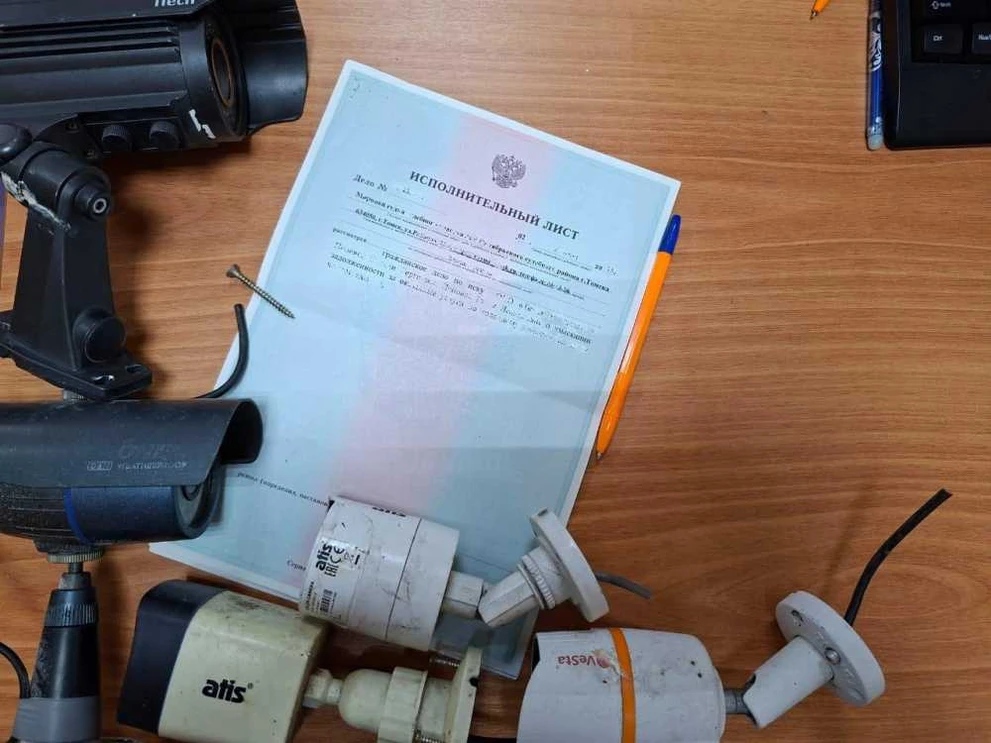 Томич не платил банкам, но нашёл деньги на слежку за соседями 