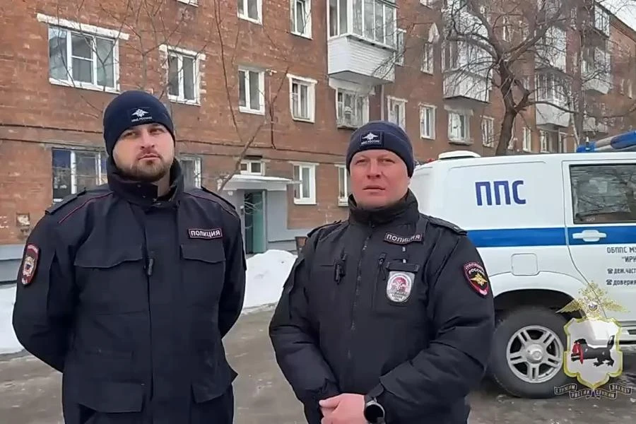 В Иркутске полицейские спасли двух маломобильных женщин из задымлённого многоквартирного дома
