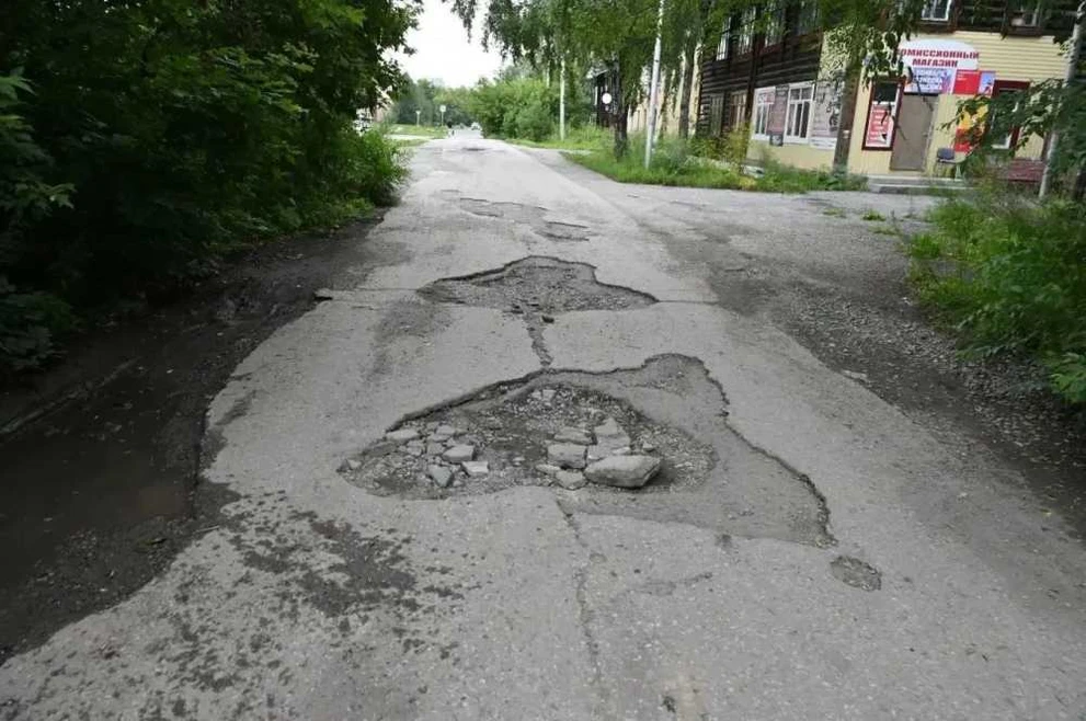 После 88 обращений жителей кузбасского города будут ремонтировать дорогу  