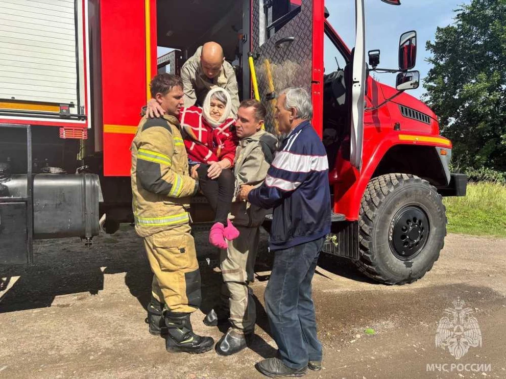Спасатели помогают жителям подтопленных районов Красноярского края