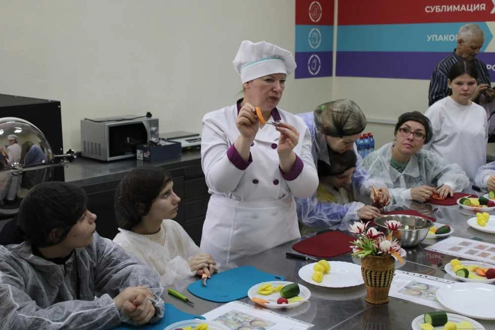 Ребят из красноярского реабилитационного центра «Радуга» научили искусству карвинга
