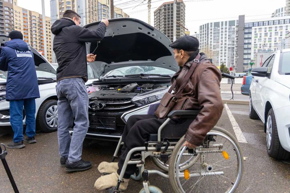 14 жителей Красноярского края получили ключи от новых автомобилей