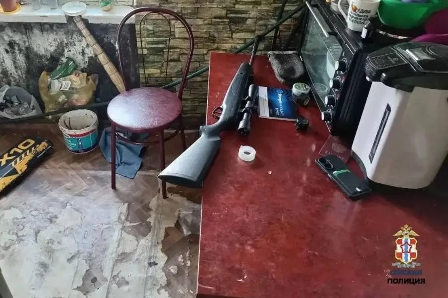 В Омской области женщина, стреляя по банкам, подстрелила соседа