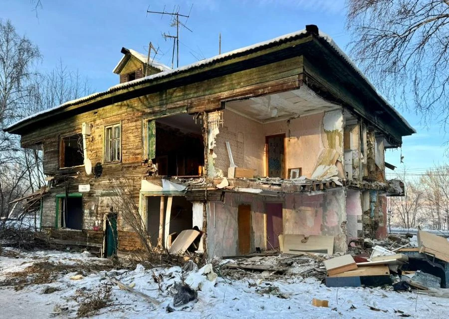 В Иркутске снесли дом, из которого ещё не выехали жители