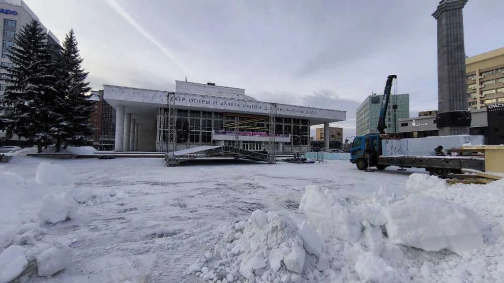 В Красноярске на площадки фестиваля «Волшебный лёд Сибири» завозят снег и лёд