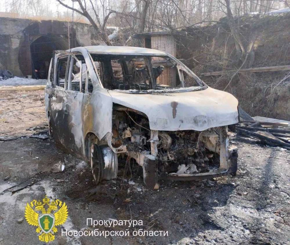  В Новосибирске автомобиль сгорел дотла от обиды 