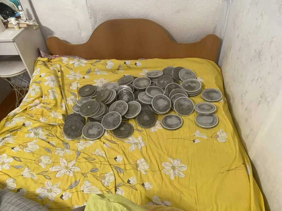 В Красноярском крае мужчина припрятал дома 13 литров чёрной икры и оружие