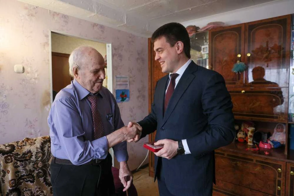 Житель Красноярска получил медаль в честь 80-летия Победы