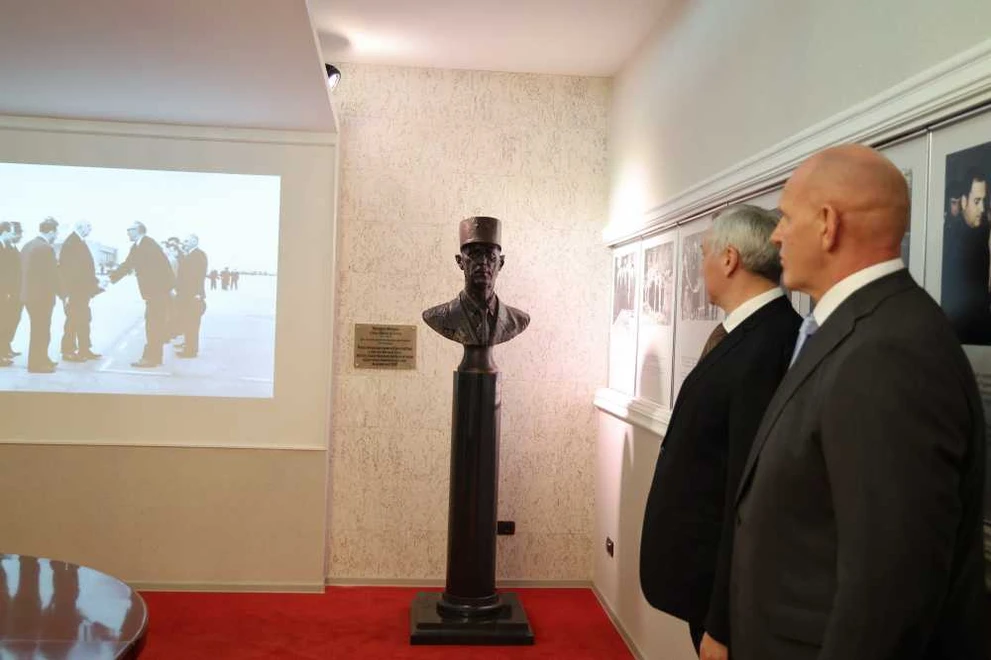 В Новосибирске открыли бюст генерала Шарля де Голля