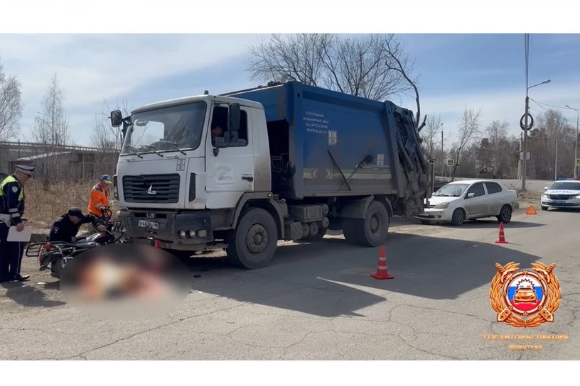 В Иркутске мотоциклист врезался в стоящую «мусорку» и погиб