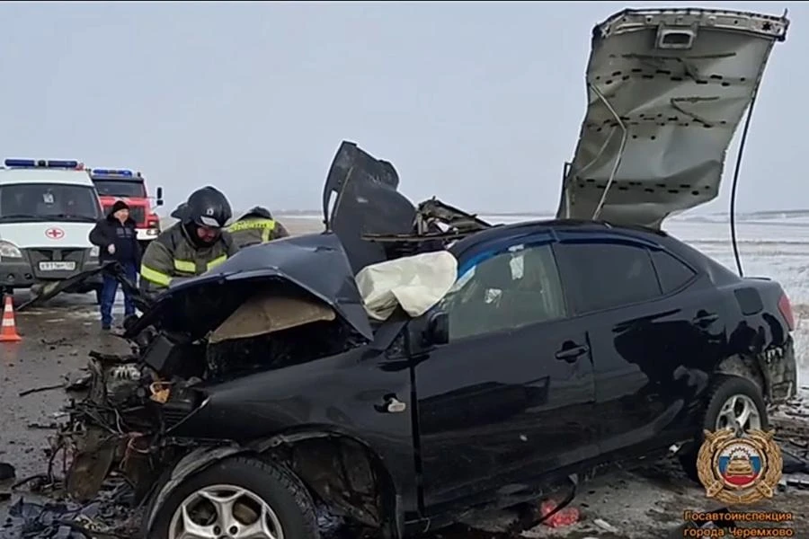 В Иркутской области в лобовом столкновении легковых автомобилей погибли 3 человека