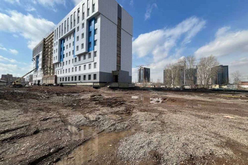В Красноярске проконтролировали работы по устройству парковки у поликлиники 
