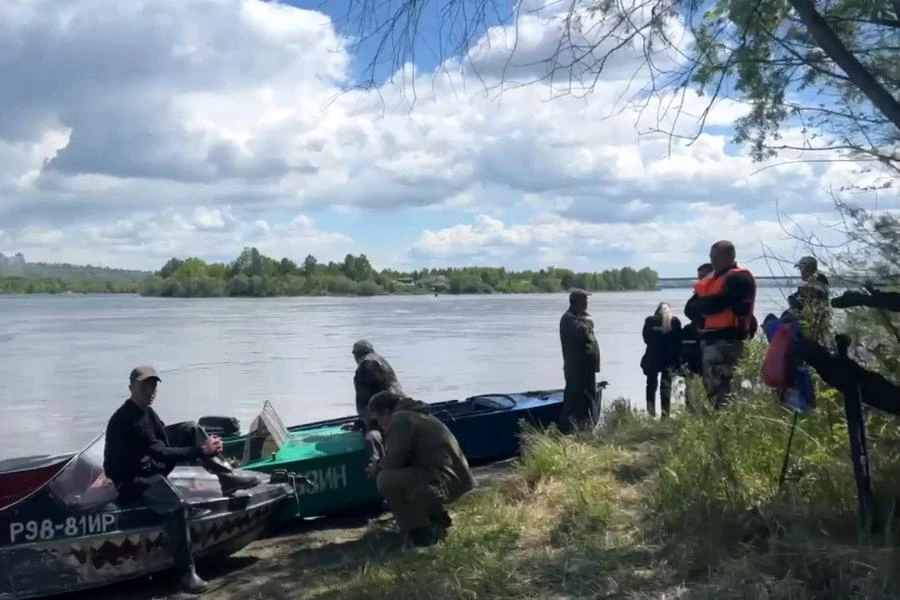 В Иркутске на реке Ангара перевернулась мотолодка